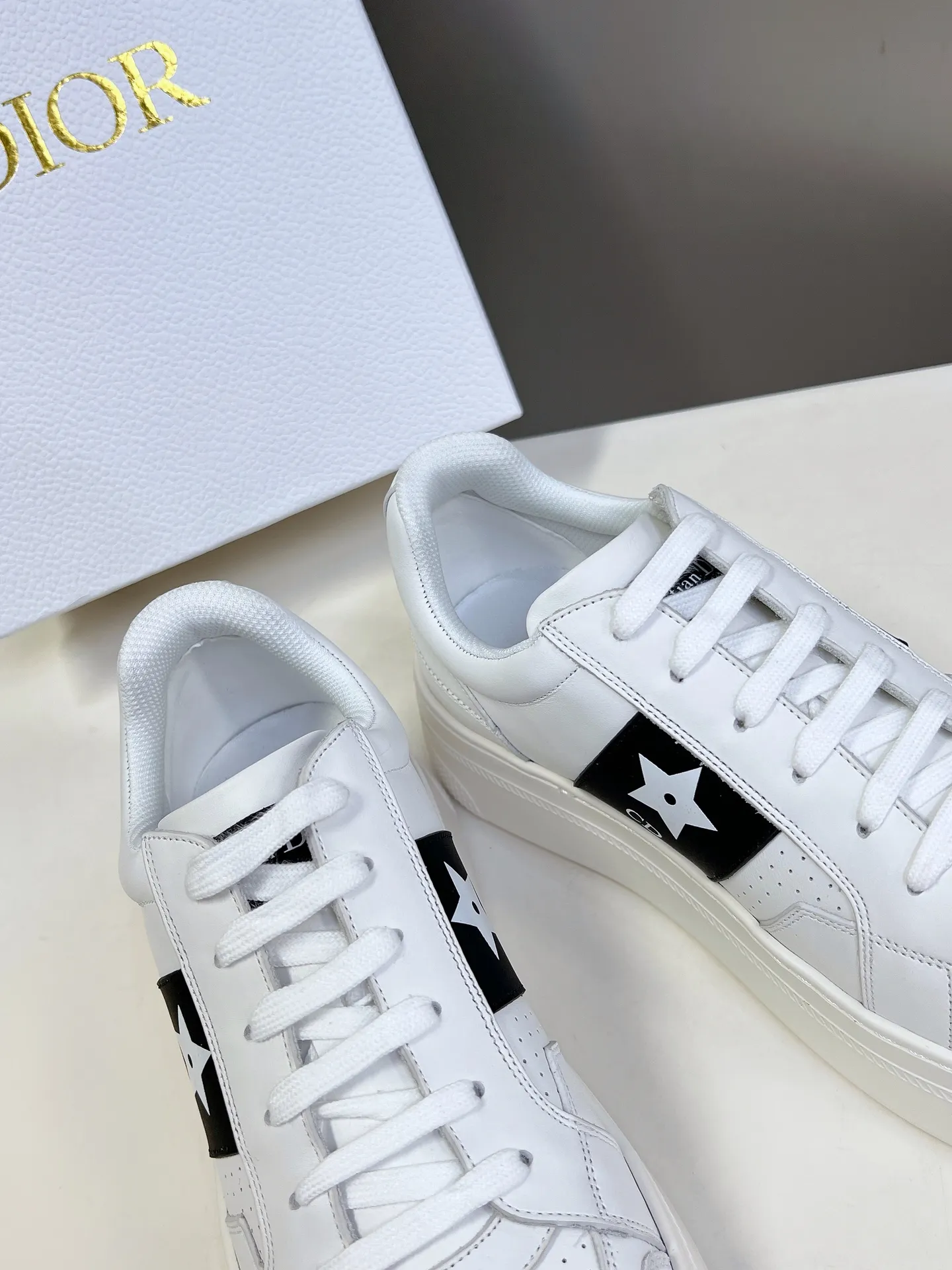 👟👟Ex-factory price 640👟👟 Dior's new platform shoes thick-soled casual shoes. Purchased and developed from Taikoo Hui RMB 16,400. These Dior Star sneakers continue the timeless silhouette and are carefully made of cow leather, so they are particularly comfortable on the feet. They are decorated with tonal suede panels and metal stars to decorate the lace eyelets to enhance the style. The lightweight style is matched with the "Christian Dior" logo thin sole, suitable for all seasons, and can be matched with all kinds of casual looks to add a finishing touch. Classic and super durable. The upper is stitched with cowhide. The original IP outsole height is 4CM. Size: 35-41. A full set of counter synchronized gift boxes 💝 packaging